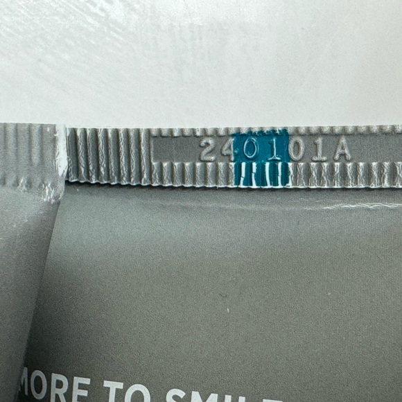 Wellnesse Charcoal Toothpaste 4oz x6 - Picture 7 of 10